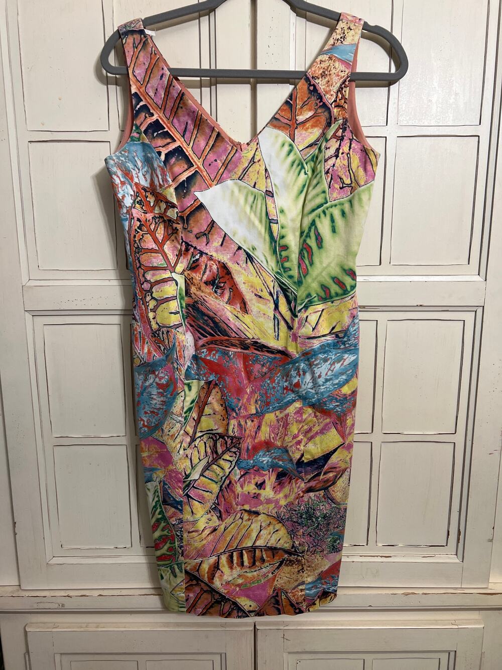 Yansi Fugel size 4 colorful leaf print sheath dress